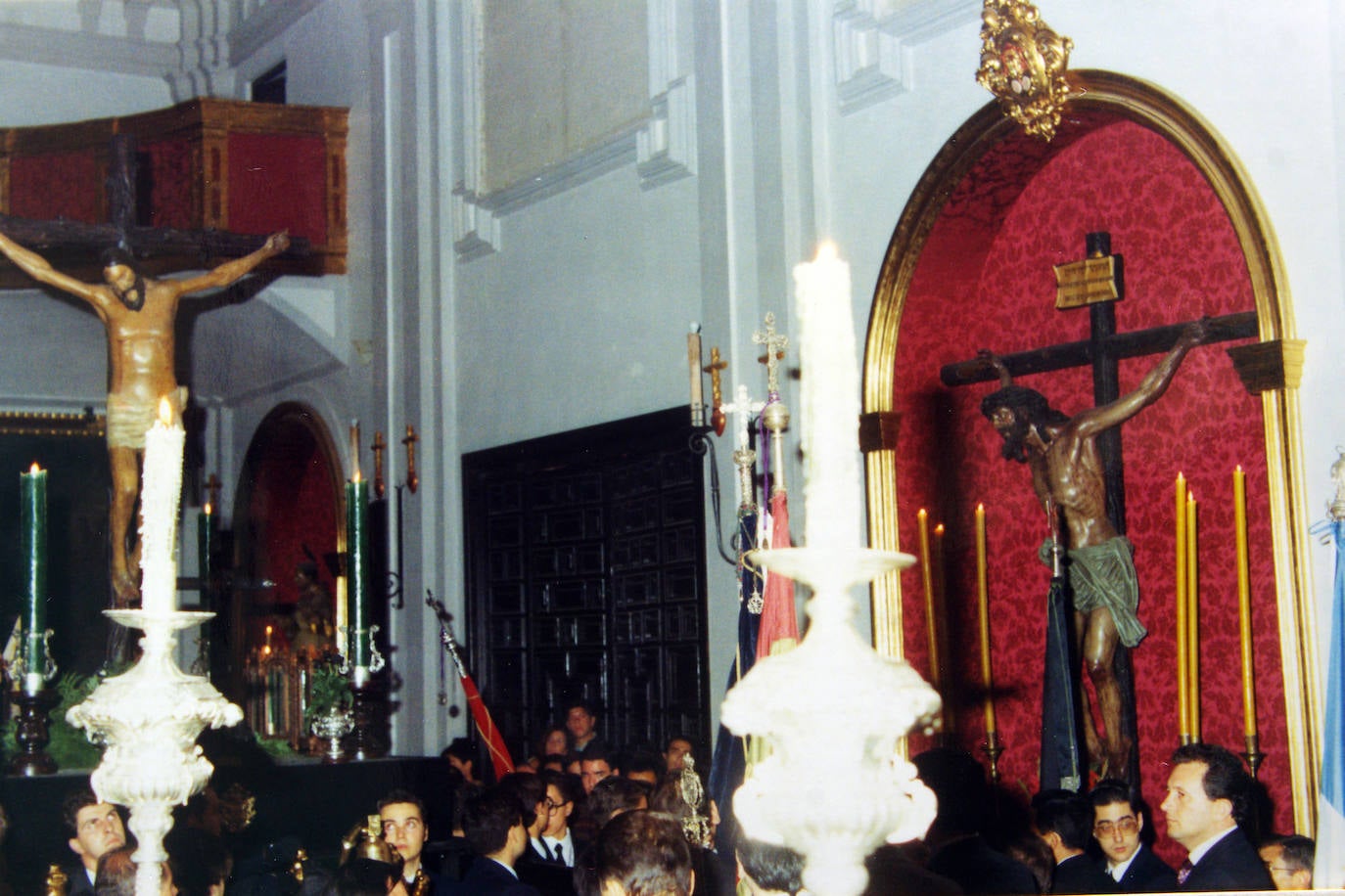 Histórica fotografía del Cristo de la Vera Cruz en 1991, en la iglesia de San Julián, cuando la Hermandad de las Penas aún se encontraba radicada en este templo de la calle Nosquera, de ahí que la instantánea capte también al Crucificado de la Agonía.