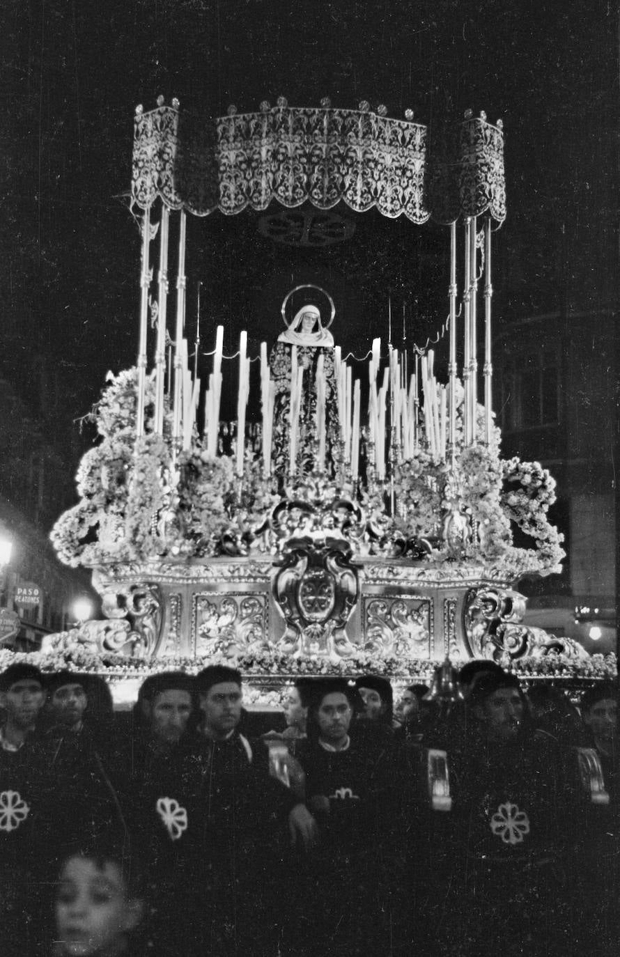 En 1949, la Virgen de la Soledad estrenó un trono tallado por José Ávila y Rafael Reigal, según diseño del directivo de la Congregación de Mena Enrique Ruiz del Portal. Remataba el conjunto un singular palio sustentado por cuatro barras agrupadas en cada una de las esquinas. En la imagen, la Dolorosa aparece ataviada de un modo semejante al actual, aunque con el velo más ceñido a su frente y con un simple halo como corona. Llaman especialmente la atención los adornos florales de las esquinas, a modo de volutas de claveles, así como los candeleros para las velas de los que penden unas lágrimas de cristal.