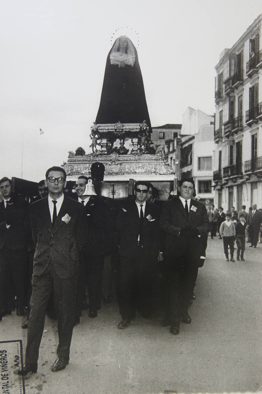 El 3 de abril de 1962 se aprobó, por parte del obispo coadjutor, Emilio Benavent Escuín, el convenio suscrito por el que materializó la unión de la Hermandad de Jesús Nazareno de Viñeros con la de Nuestra Señora del Traspaso y Soledad, también de Viñeros. Por tanto, fue el Jueves Santo de 1963 cuando procesionaron por primera vez ambas imágenes en un mismo cortejo. La Virgen estrenó el trono, de Manuel Seco Velasco.
