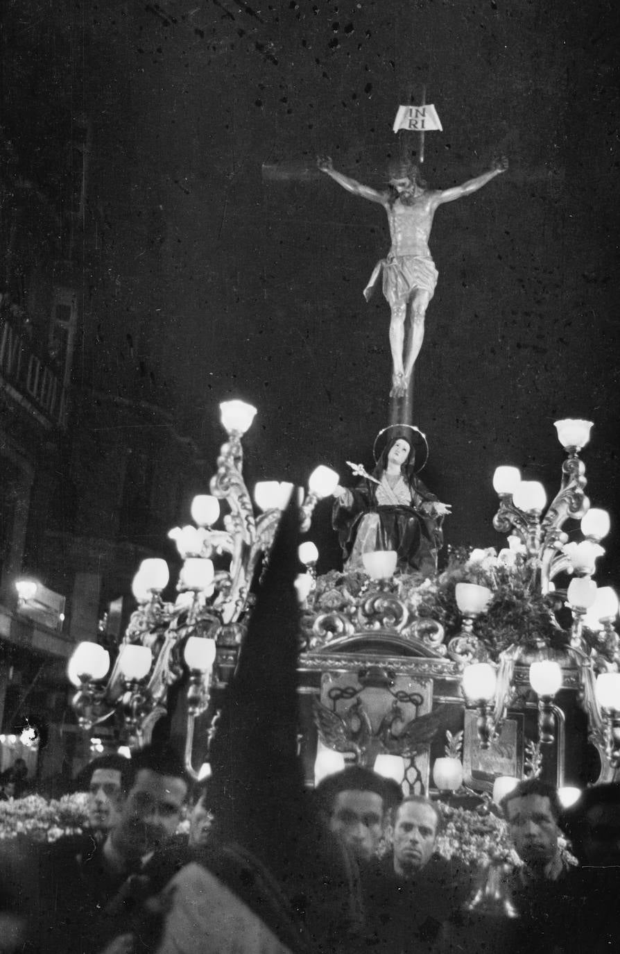 El grupo escultórico del Cristo del Amor y la Dolorosa que va a sus pies, atribuidas ambas imágenes al escultor del siglo XVIII Fernando Ortiz, pudo salvarse, tanto de la quema de iglesias en 1931 como de los sucesos de la guerra civil en el 36, al ser ocultado en ambos casos. En la fotografía aparece sobre el trono realizado en 1924 por Antonio Barramino, unas andas que también lograron escapar a los sucesos de los años treinta del pasado siglo.