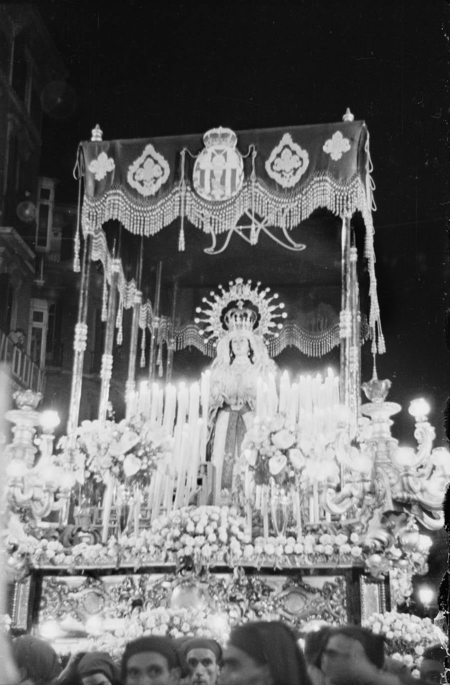 Francisco Palma Burgos talló en 1940 el primer trono en el que figuró la antigua Virgen de la Paz, hoy felizmente recuperado como andas de traslado de la cofradía tras permanecer durante 61 años en Ceuta y servir de paso procesional de Jesús Cautivo y Rescatado (1949-1990) y de la Pollinica (1991-2004). Este cajillo llegó a disponer de dos palios diferentes; uno, que fue cedido para la ocasión por las Cofradías Fusionadas (se llegó a utilizar también para los cultos), y otro, ya en propiedad de la corporación, que presentaba la primitiva heráldica de la fraternidad nazarena y largas morilleras. En el techo de palio figuraba el emblema del Ave María. Curiosamente, y al igual que sucedía en el conjunto de la Virgen del Mayor Dolor, las bambalinas laterales caían por el lado externo de las barras. La corona que lucía en aquellos años, de procedencia cordobesa, se conserva en la actualidad y es utilizada para el culto diario.