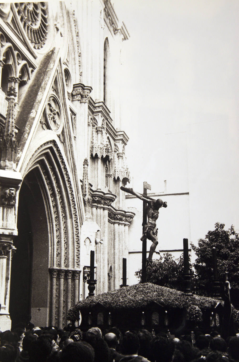 La bendición del Cristo de la Redención se celebró el 1 de noviembre de 1987, en el templo de San Juan, por parte del obispo Ramón Buxarrais. Las madrinas del acto fueron la Compañía de Jesús, en la persona de Manuel Montero, superior en Málaga en esa primera salida procesional fue en 1988, desde el Sagrado Corazón.