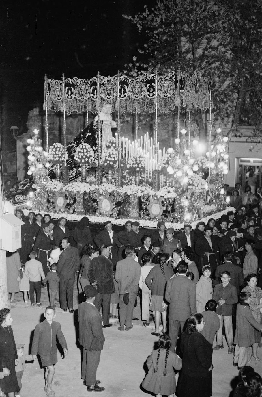 La Virgen del Gran Poder estrenó en 1960 el palio negro bordado en plata que había pertenecido a la Virgen de los Dolores, de la Expiración.