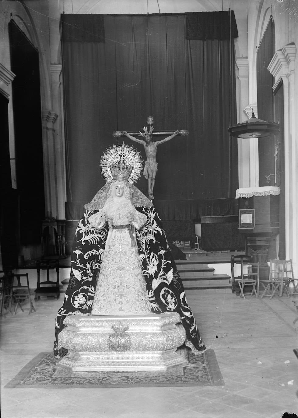 Curiosa fotografía en la que aparecen los titulares de la archicofradía en la nave de la iglesia de San Pedro, preparados para el montaje de un altar de cultos. Ala derecha de la imagen se observa el púlpito con el que contaba la iglesia.