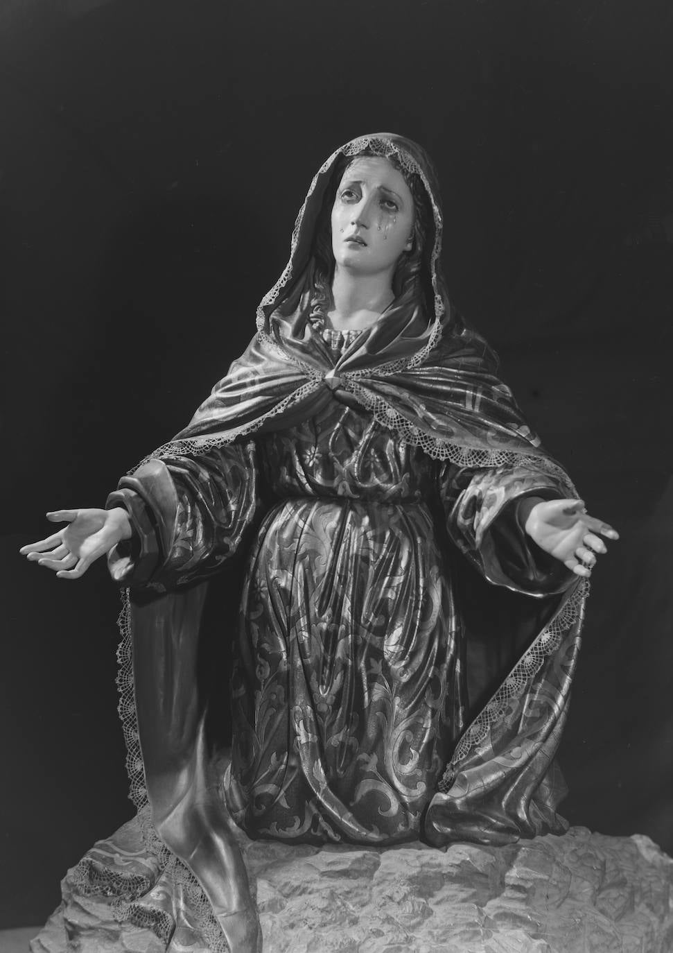 La Dolorosa de la Soledad, de la parroquia de San Pablo, fue tallada entre 1944 y 1955 por Pedro Moreira López, un imaginero que en aquella época tenía establecido su taller en la calle Santa María, en el entorno de la hoy basílica de la Victoria. Durante el proceso de ejecución de la imagen, su obrador era visitado con frecuencia por el torero Rafael Gómez 'El Gallo', narraba el propio artista. La efigie es una copia de la destruida en 1931. Es, por tanto, una escultura de talla completa, ataviada con túnica y manto, de color oscuro (verde en la tela exterior y marrón en el interior), con estofados dorados con motivos vegetales y florales, y calzada con sandalias hebreas. Para la realización de los pies, Moreira tomó como modelo los de su hija Isabel. De forma singular, los bordes del manto se culminan con un encaje que enmarca perfectamente el rostro de la Virgen.