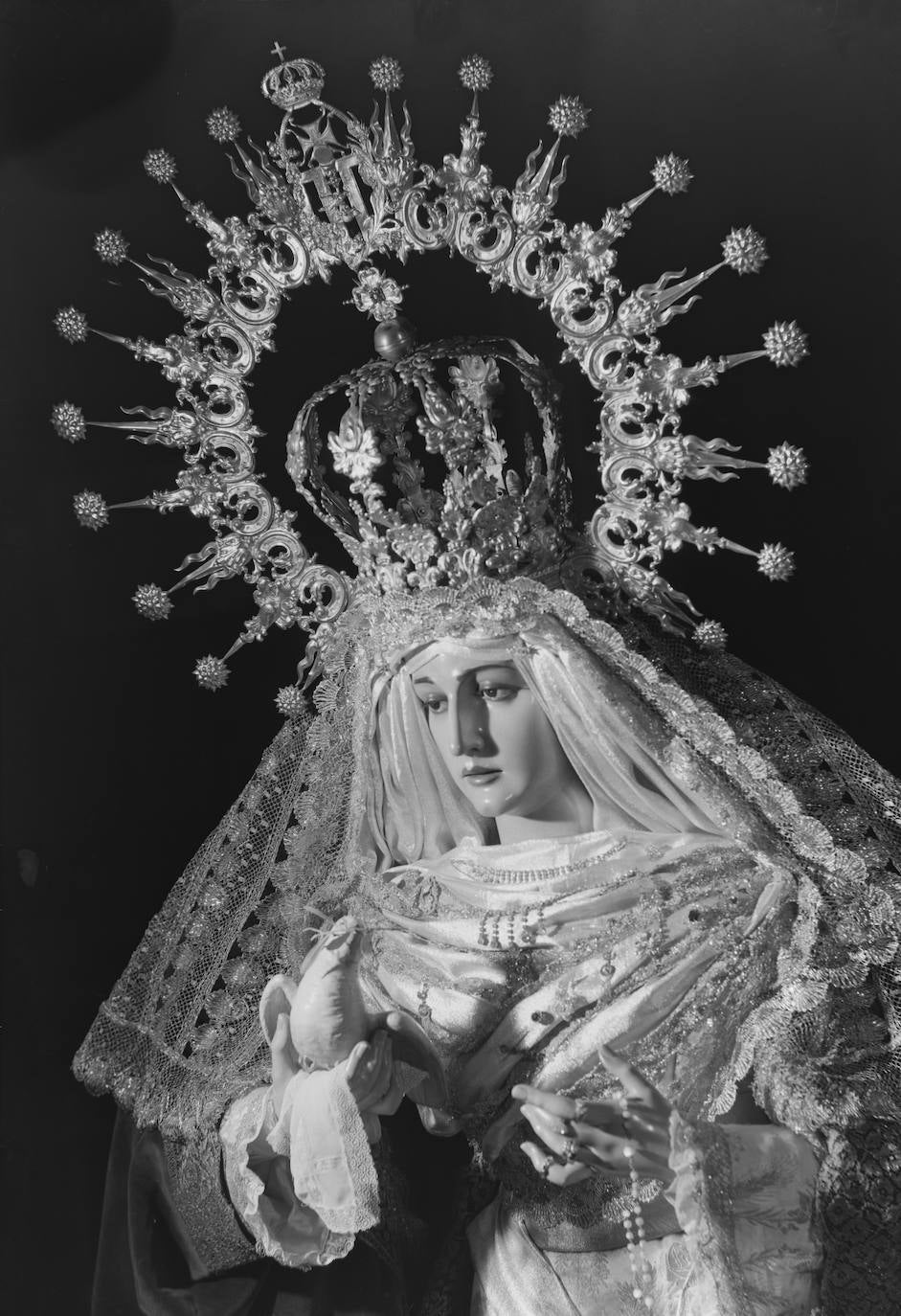 La Virgen de la Paz se incorporó a la hermandad en 1939. Se trataba de una discreta imagen, tallada por José Gabriel Martín Simón (1938) que, en 1950, fue sometida a una profunda intervención, por parte de Adrián Risueño. Curiosamente, en la mano derecha se dispuso una paloma blanca disecada, en alusión a su advocación, que tenía en su pico una rama de olivo. Perdida la pieza en el incendio surgido en 1969 en la capilla de la Estación, la cofradía barajó la posibilidad de incorporar una Dolorosa antigua. Sin embargo, los hermanos se decantaron finalmente por la contratación del joven Álvarez Duarte, que acababa de irrumpir en el campo imaginero tras la buena crítica recibida por la ejecución de la Virgen de Guadalupe de la parroquia de San Bartolomé, Sevilla.