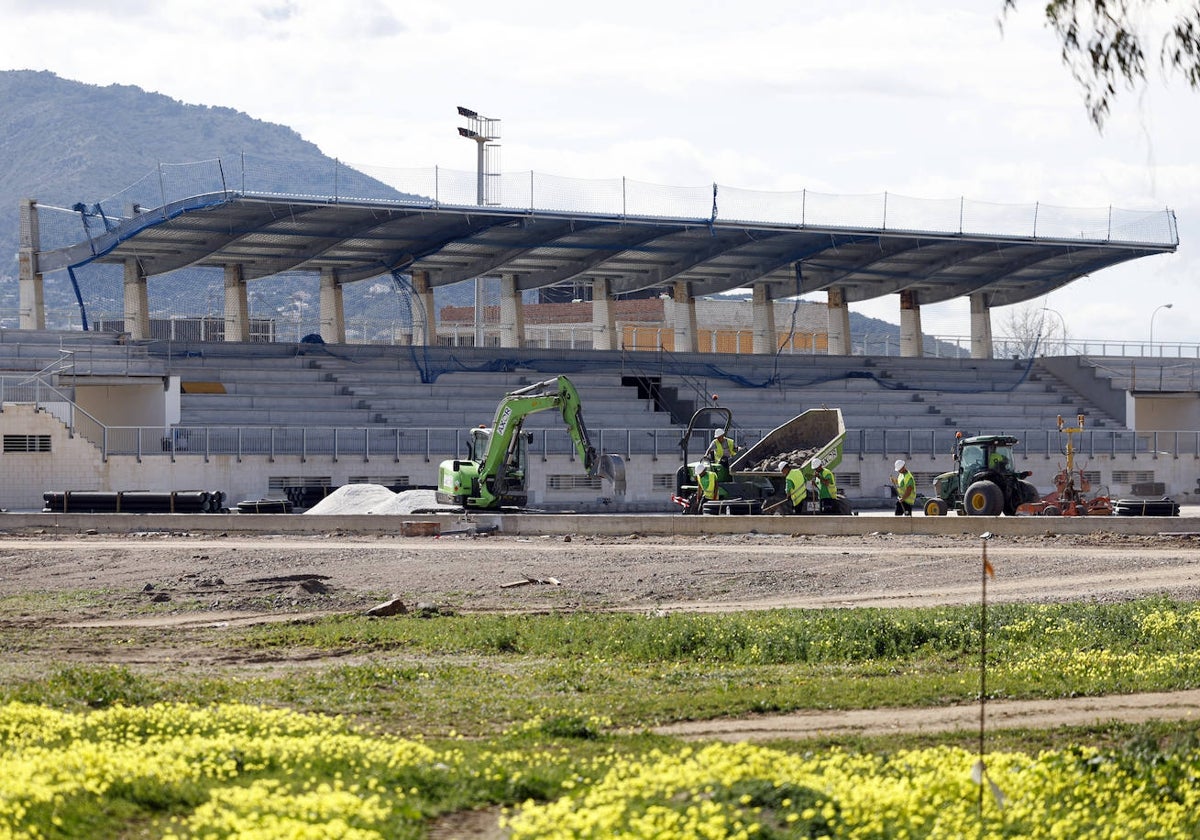 Imagen tomada ayer de las obras de La Academia, en la que se observa ya la cubierta de uno de los graderíos.