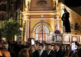 Jesús del Rescate frente a la capilla de calle Agua.