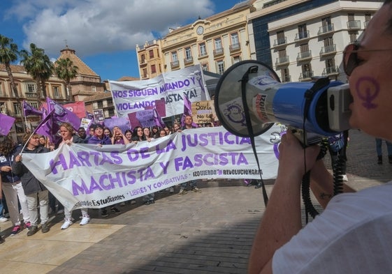 Manifestantes, en la plaza de la Constitución este mediodía.