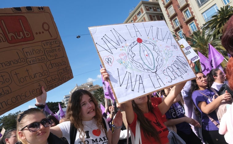 Imagen principal - Las jóvenes estudiantes han protagonizado la manifestación de esta mañana.