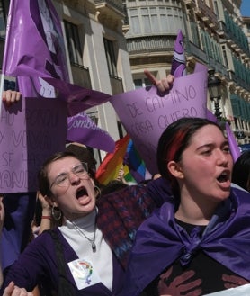 Imagen secundaria 2 - Las jóvenes estudiantes han protagonizado la manifestación de esta mañana.