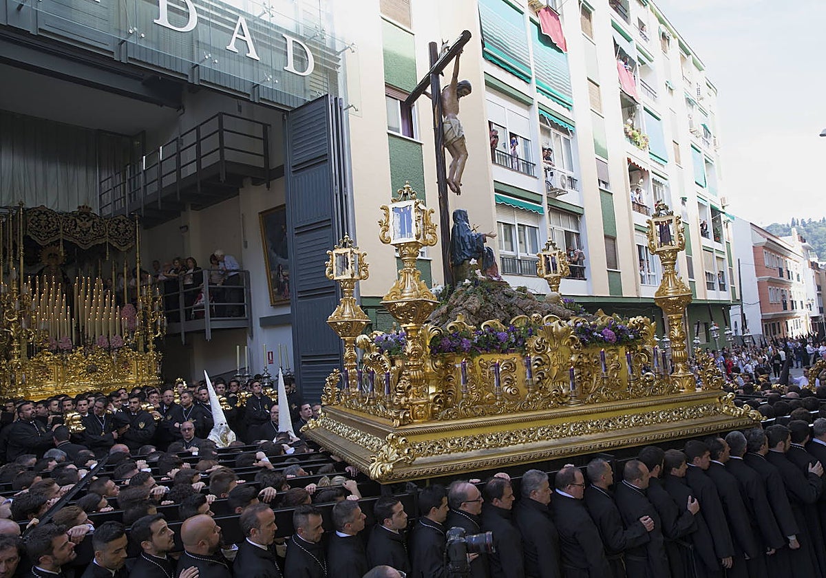 Salida de la Cofradía del Amor desde su casa hermandad en la calle Fernando El Católico.