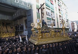 Salida de la Cofradía del Amor desde su casa hermandad en la calle Fernando El Católico.