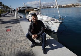 Nacho Dean, junto a su barco, en el muelle de megayates del Puerto.