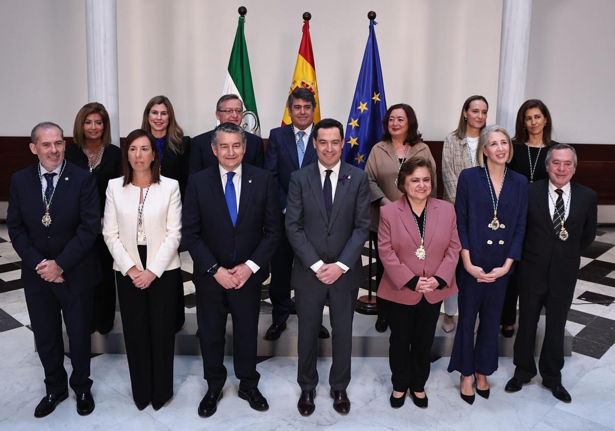 Los nuevos miembros del Consejo Consultivo con Juanma Moreno y Antonio Sanz.