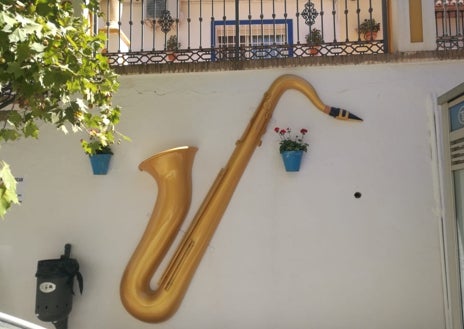 Imagen secundaria 1 - Tres imágenes de los instrumentos gigantes instalados en las calles y plazas de Benamocarra.