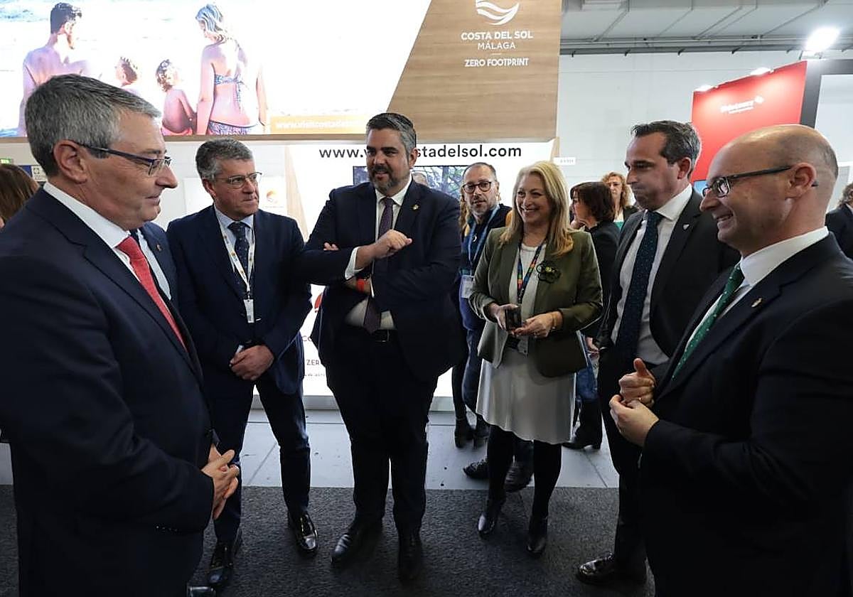 Josele González, en el centro, con autoridades en la ITB Berlín.