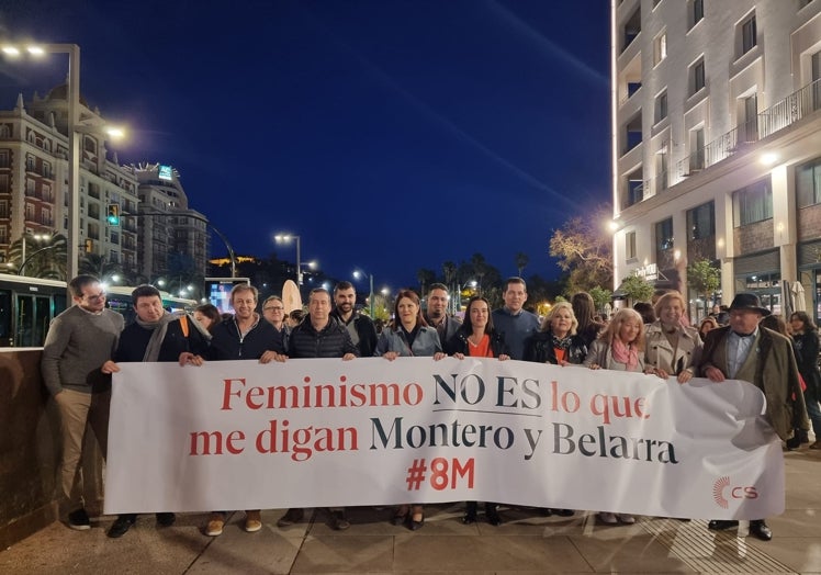 Losada, ayer en la manifestación, junto a otros miembros de Ciudadanos.