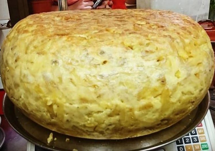 Una de las tortillas que elabora Paqui de la Rubia, entre 14 y 18 kilos.
