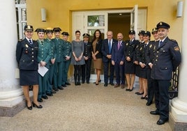 El alcalde, Francisco de la Torre, con el subdelegado del Gobierno, Javier Salas, otras autoridaes y representantes de la Policía y la Guardia Civil