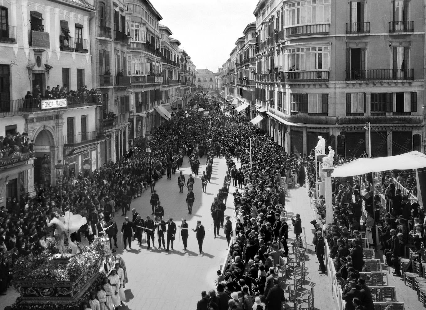 Antigua procesión del Cristo Resucitado ante la Tribuna Oficial instalada en la plaza de la Constitución.