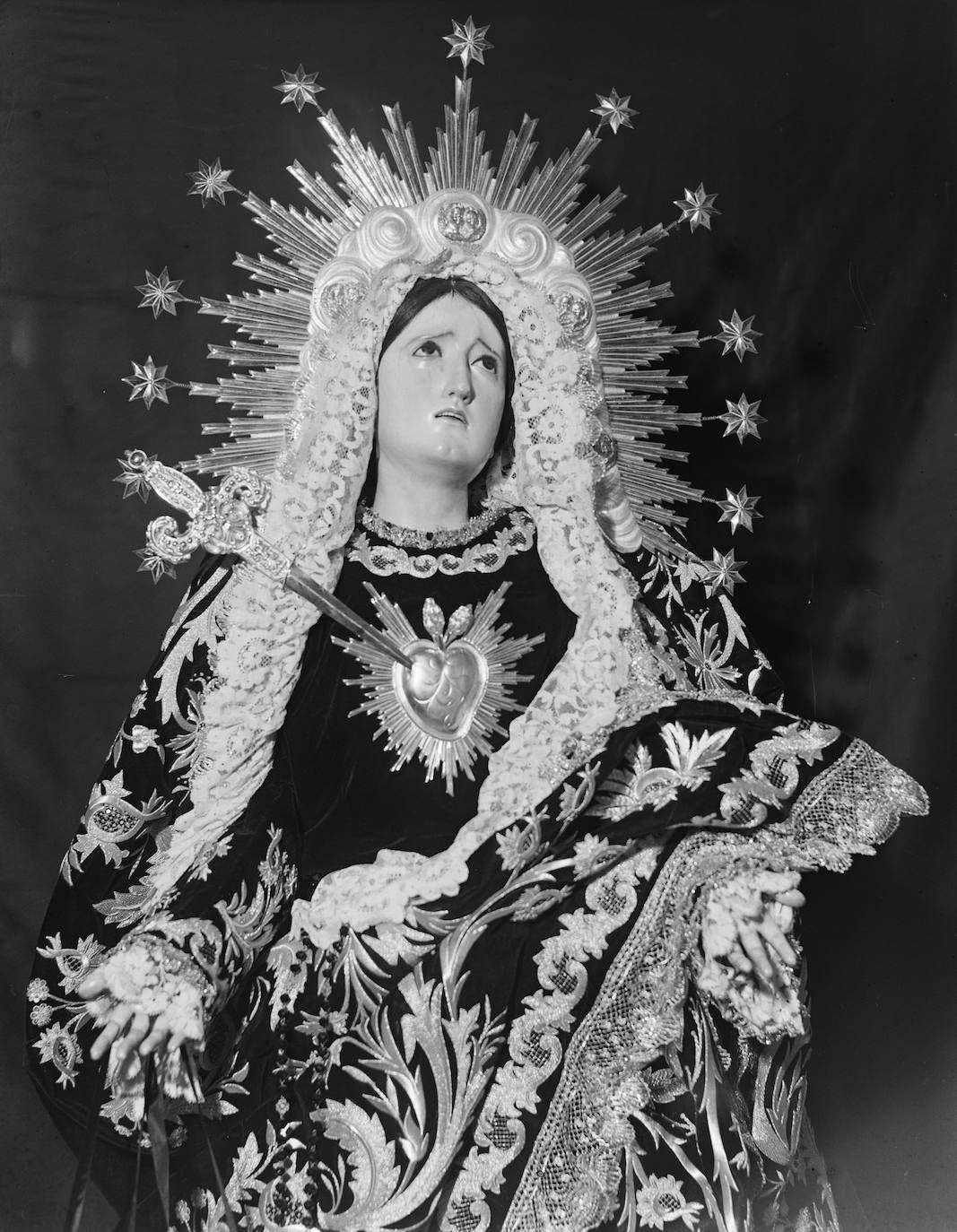 La Virgen de Servitas aparece ataviada cada Viernes de Dolores con su manto y saya bordada sobre terciopelo negro, de Esperanza Elena Caro (1948), y resplandor de plata, de Manuel Seco Velasco (1948). El manto es una copia de uno anterior que se perdió en 1931 y que fue realizado en 1866.