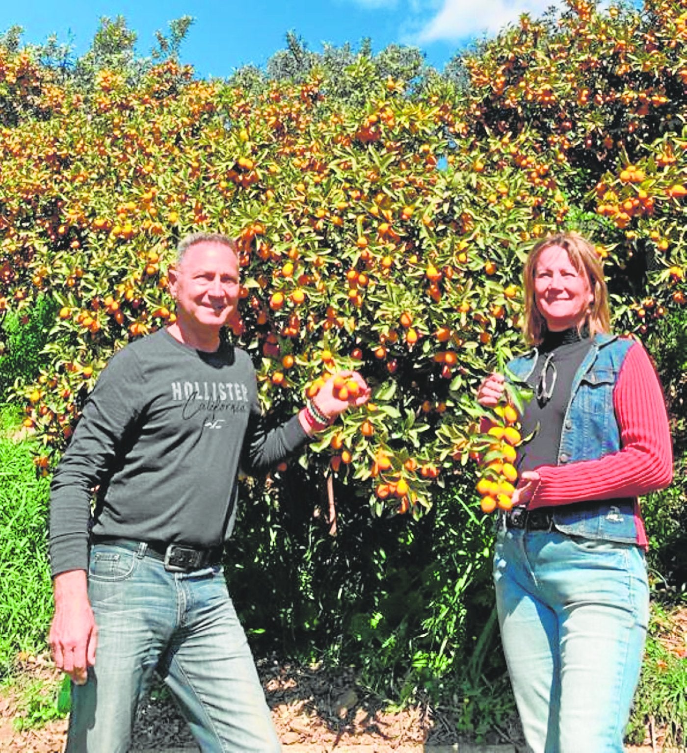 Mathias Trumper y Tinna Estrada, en su finca con certificación biodinámica en la pedanía veleña de Cajiz.
