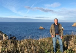 Rafael Mata, en la costa de Cantabria, donde desarrolló uno de sus proyectos.