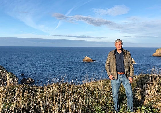 Rafael Mata, en la costa de Cantabria, donde desarrolló uno de sus proyectos.