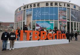 Asistentes entrando a la Messe de Berlín, donde se celebra la ITB.