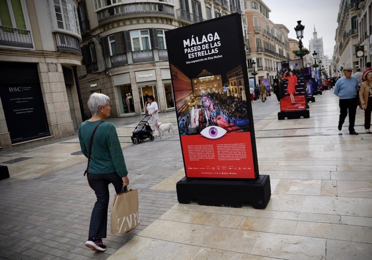 Calle Larios exhibe estos días una exposiciones sobre figuras del festival que han pisado la alfombra roja.