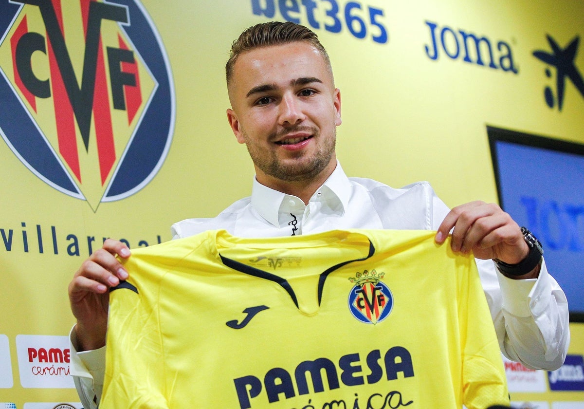 Ontiveros posa con la camiseta del Villarreal tras su fichaje en verano de 2019.