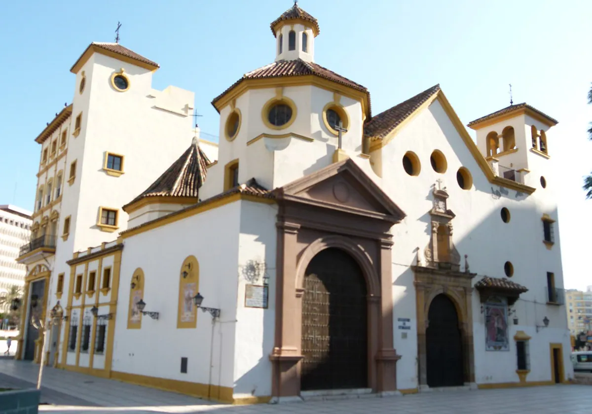 Iglesia de San Pedro, del s. XVII, con su portada original a la derecha.