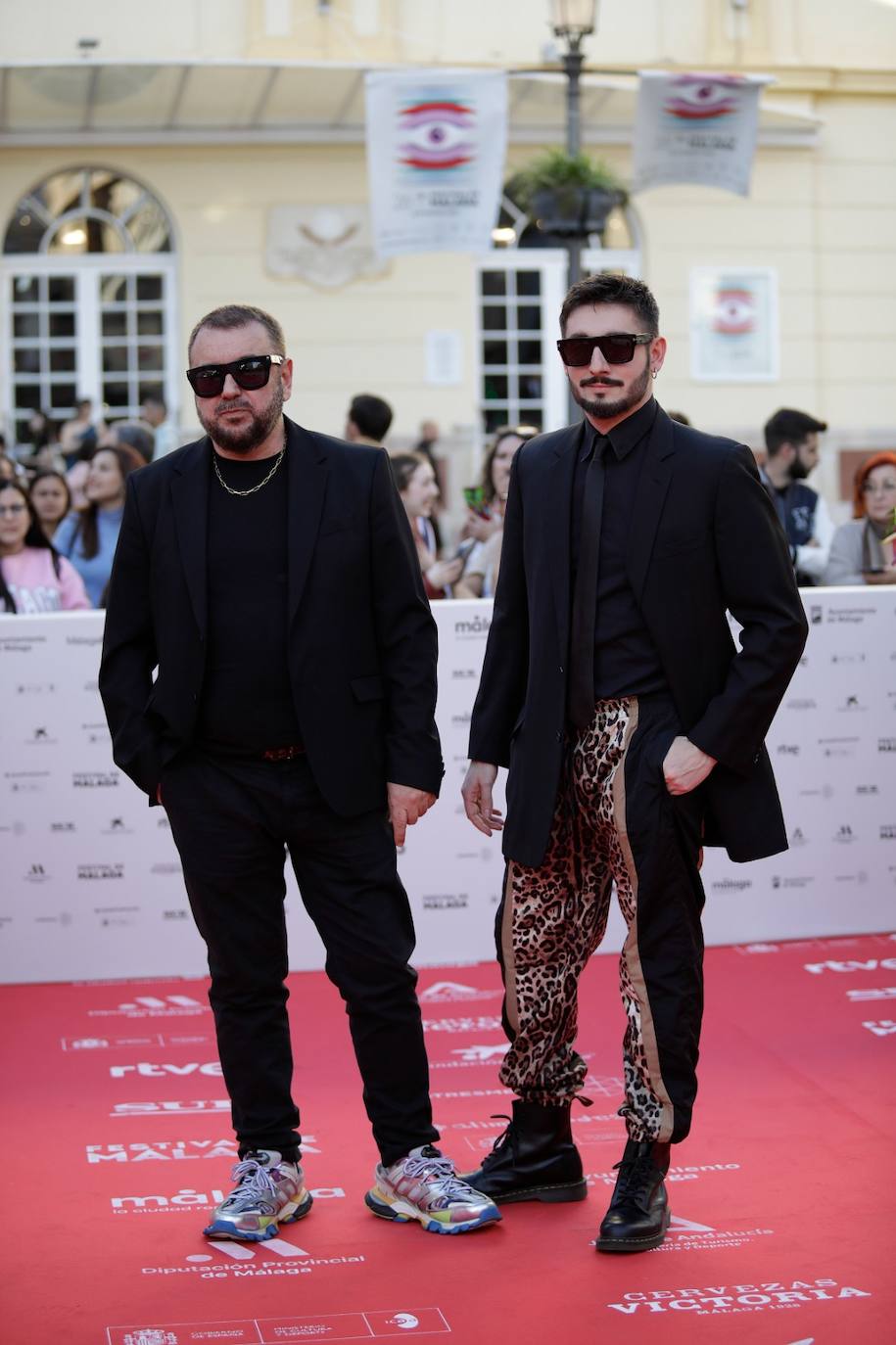 Multitud de caras conocidas han desfilado por la alfombra de entrada al Teatro Cervantes antes de la gala inaugural que ha abierto la nueva edición del certamen malagueño 