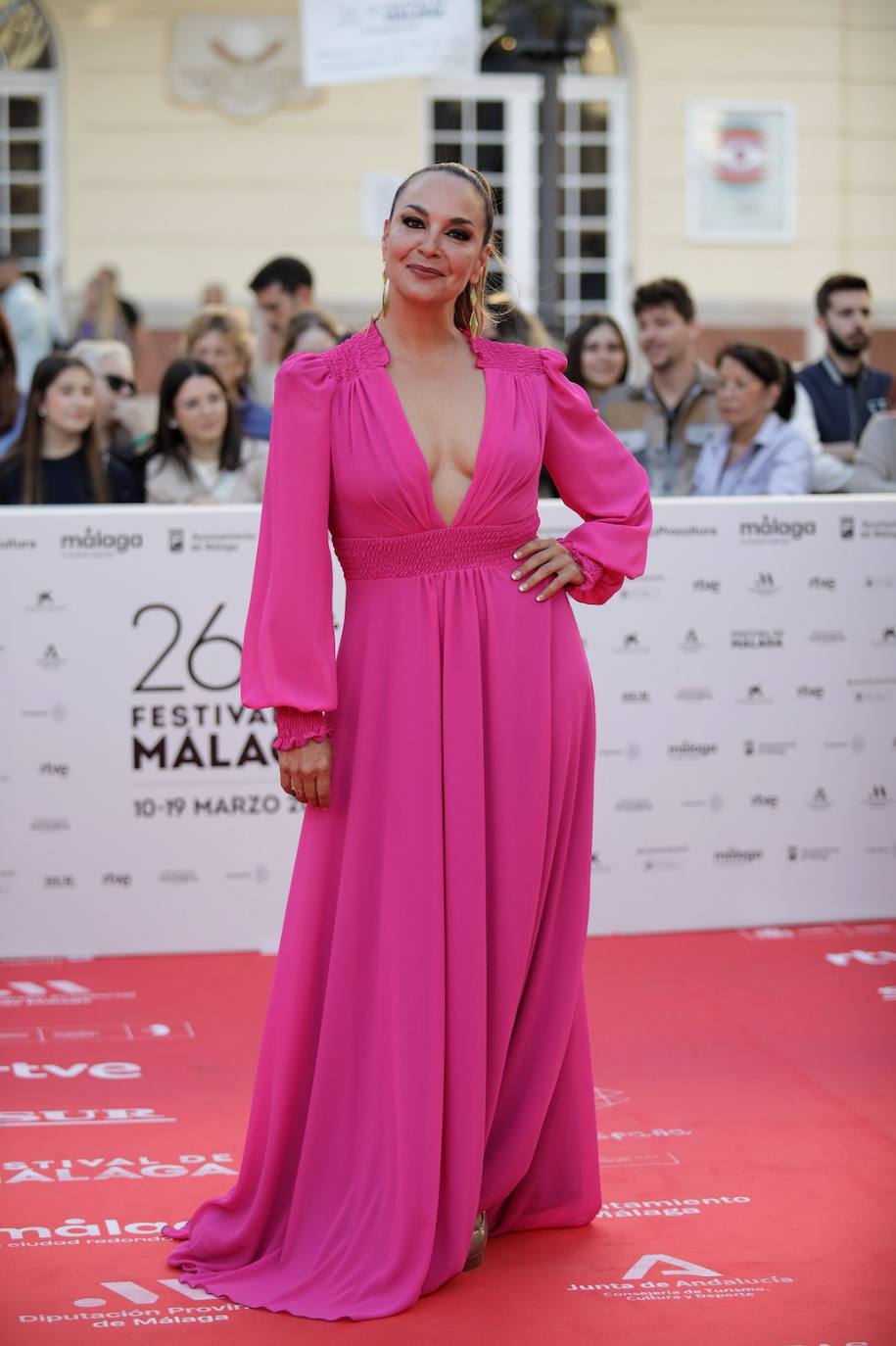 Multitud de caras conocidas han desfilado por la alfombra de entrada al Teatro Cervantes antes de la gala inaugural que ha abierto la nueva edición del certamen malagueño 