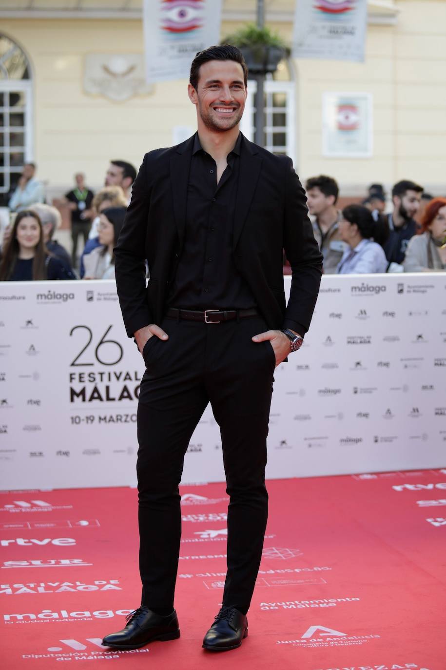 Multitud de caras conocidas han desfilado por la alfombra de entrada al Teatro Cervantes antes de la gala inaugural que ha abierto la nueva edición del certamen malagueño 