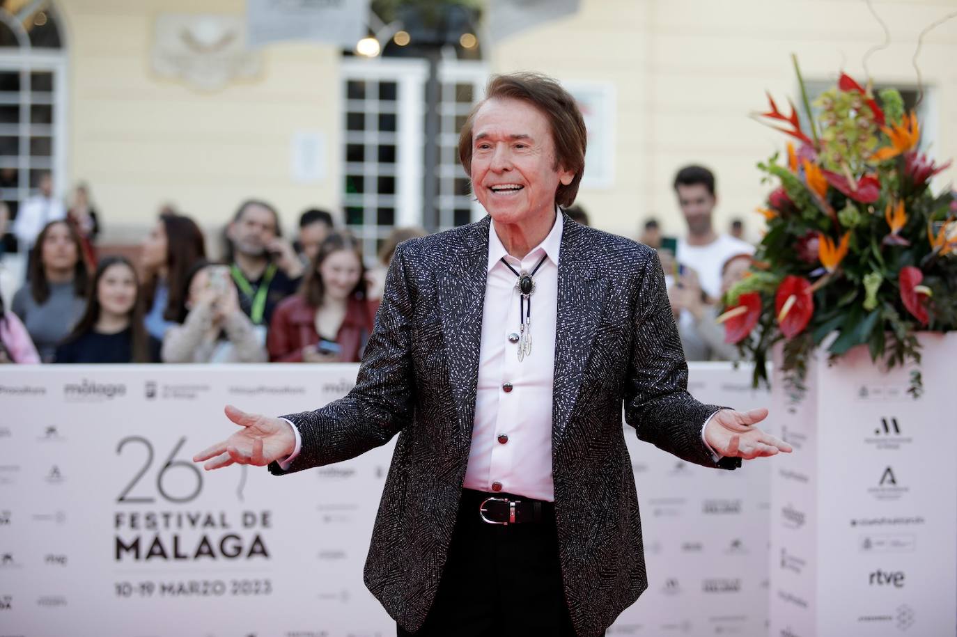 Multitud de caras conocidas han desfilado por la alfombra de entrada al Teatro Cervantes antes de la gala inaugural que ha abierto la nueva edición del certamen malagueño 