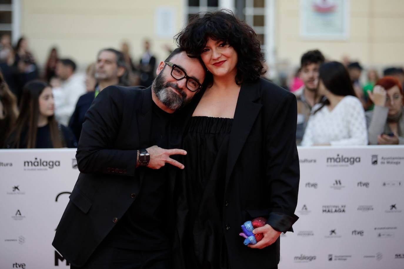 Multitud de caras conocidas han desfilado por la alfombra de entrada al Teatro Cervantes antes de la gala inaugural que ha abierto la nueva edición del certamen malagueño 