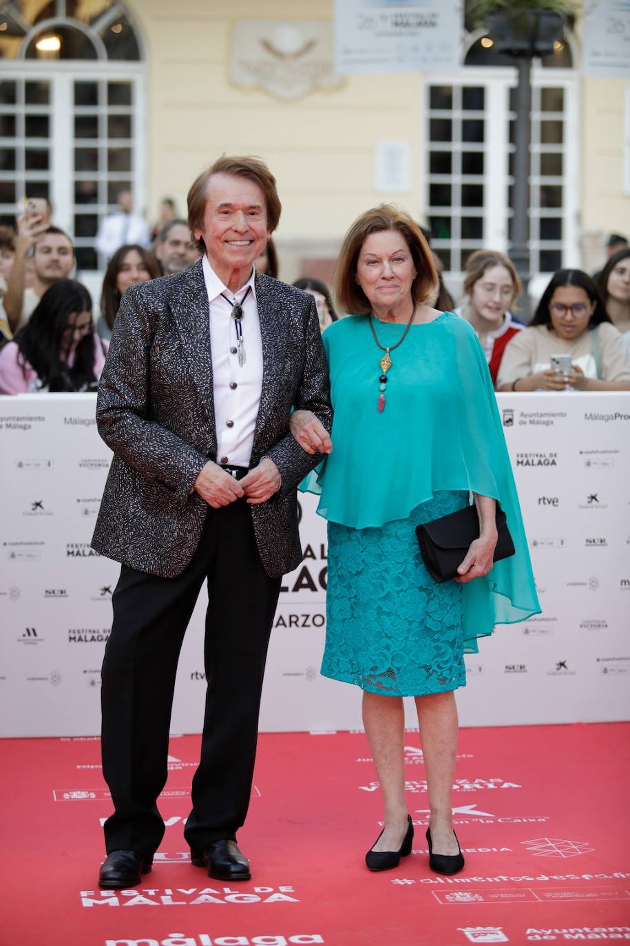 Multitud de caras conocidas han desfilado por la alfombra de entrada al Teatro Cervantes antes de la gala inaugural que ha abierto la nueva edición del certamen malagueño 