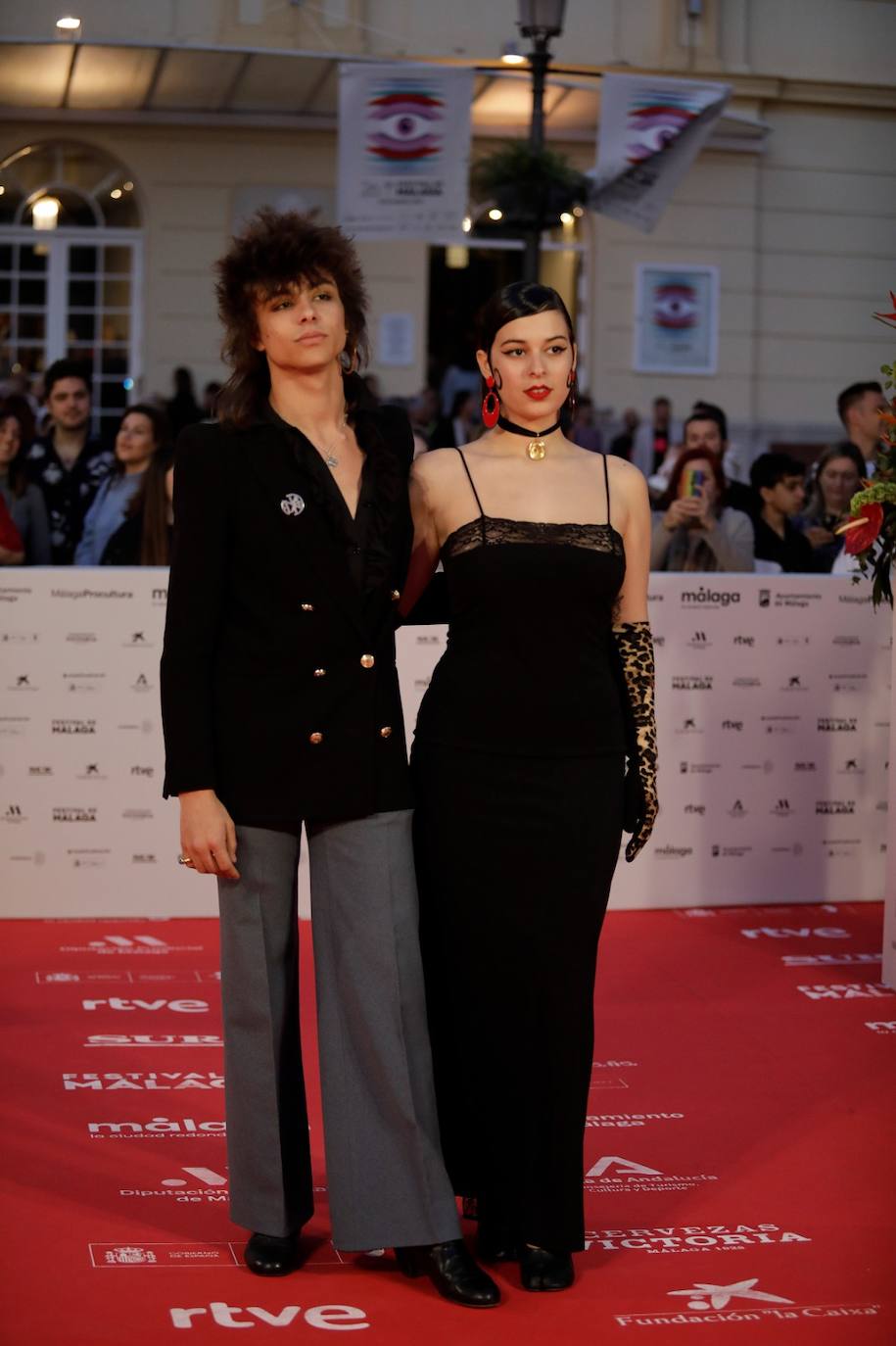 Multitud de caras conocidas han desfilado por la alfombra de entrada al Teatro Cervantes antes de la gala inaugural que ha abierto la nueva edición del certamen malagueño 