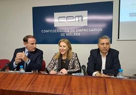 La consejera de Economía, Hacienda y Fondos Europeos, Carolina España, con el presidente de la patronal malagueña, Javier González de Lara, y el presidente de la Cámara de Comercio malagueña, Sergio Cuberos