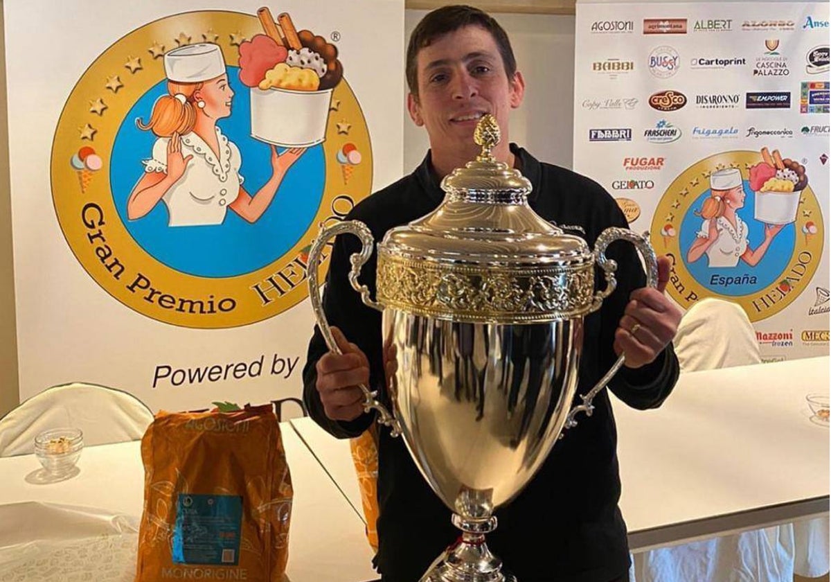 Matias Kuyumdjian posa con la copa de ganador.