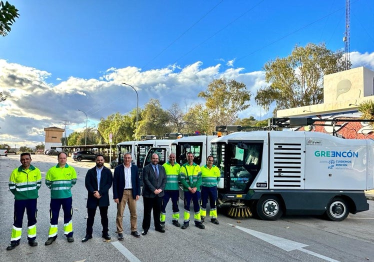 El alcalde y el edil del área, con los nuevos vehículos de limpieza.