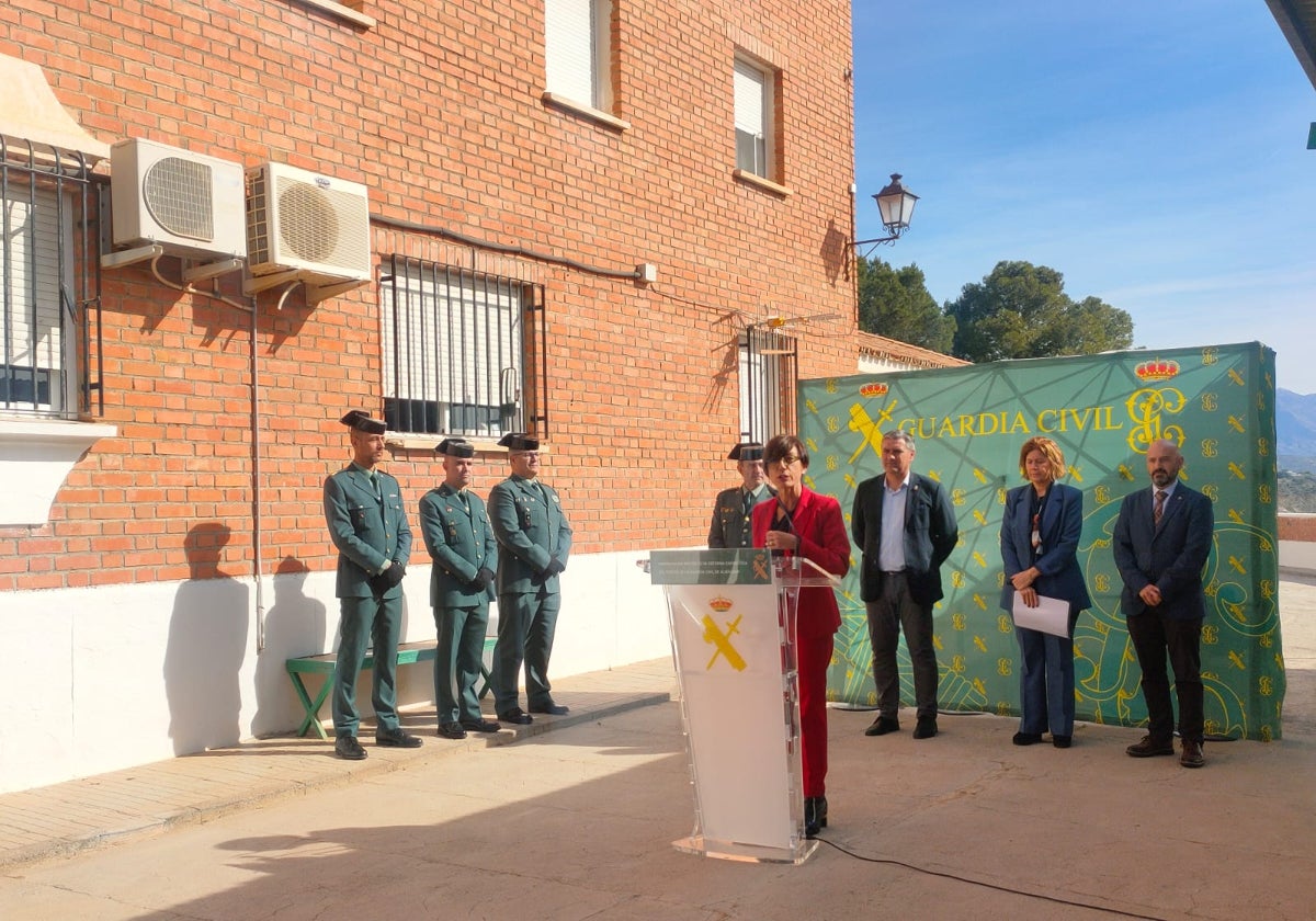 La directora general de la Guardia Civil, María Gámez, este viernes en Almáchar.