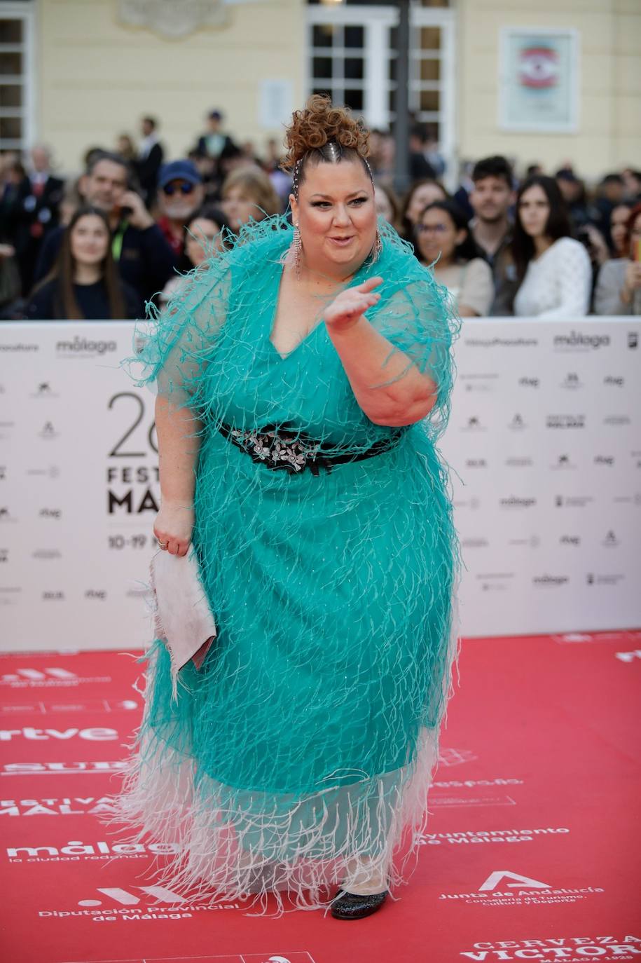 Multitud de caras conocidas han desfilado por la alfombra de entrada al Teatro Cervantes antes de la gala inaugural que ha abierto la nueva edición del certamen malagueño 