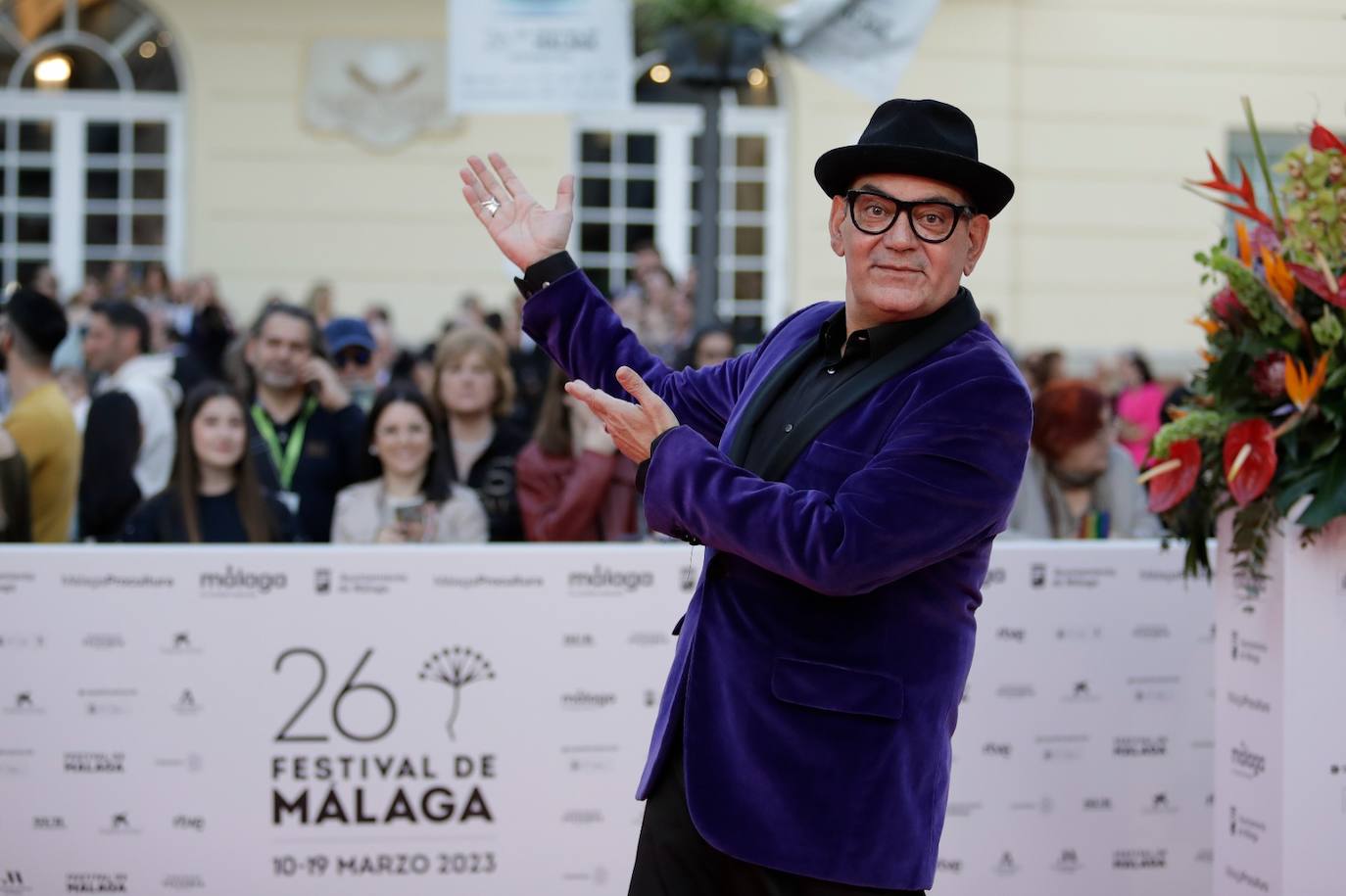 Multitud de caras conocidas han desfilado por la alfombra de entrada al Teatro Cervantes antes de la gala inaugural que ha abierto la nueva edición del certamen malagueño 