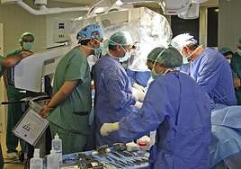 Imagen de archivo de una operación en el Virgen del Rocío.