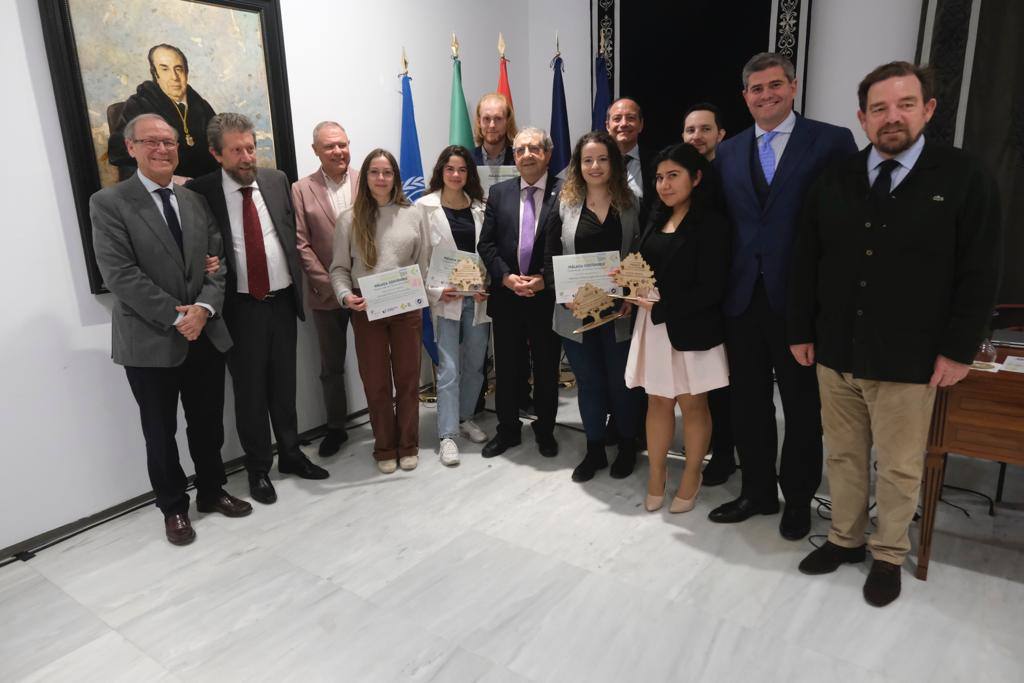 Los premiados, con el rector, mecenas y tutores.