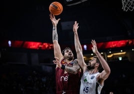 Kravish defiende a Agva en el duelo del jueves en Estambul ante el Galatasaray.