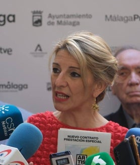 Imagen secundaria 2 - Diferentes momentos de la visita de Yolanda Díaz a Málaga para presentar la guía 'Crear con derechos'.